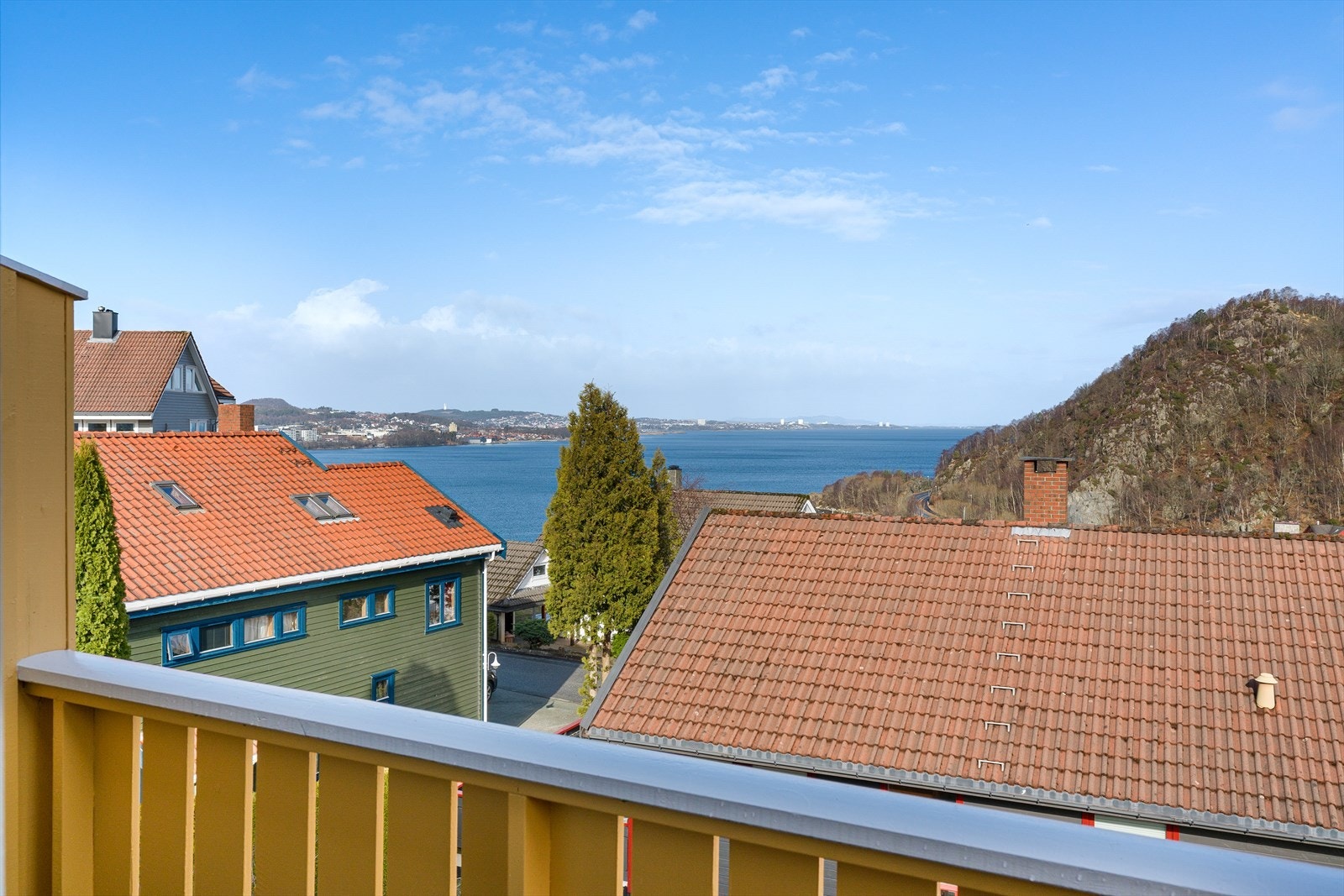 Fra balkongen i hovedsoverom er det flott utsikt over Gandsfjorden og fjellene. Galleribilde