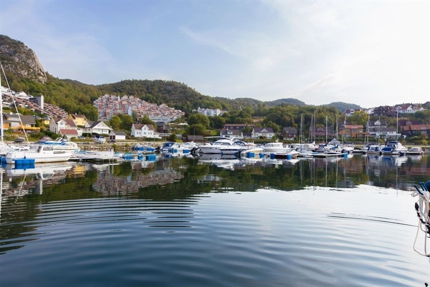 Laff ned til Gandsfjorden, hiv ut snøret og nyt solnedgangen. Galleribilde