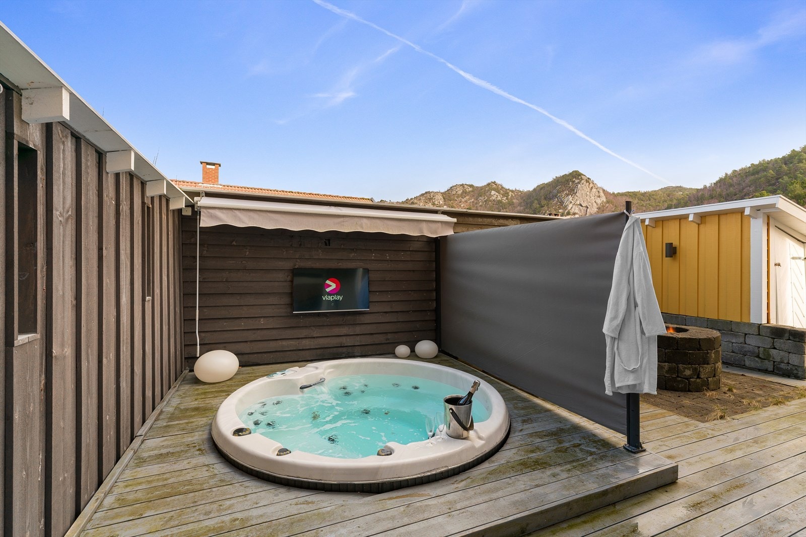 På nedsiden kan du unne deg litt hverdagsluksus i innfelt jacuzzi som følger handelen. Galleribilde