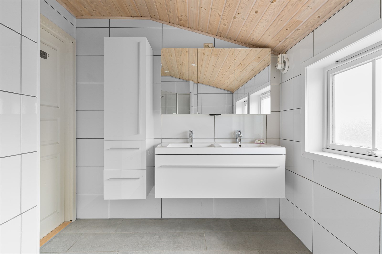 Dobbel servant i skuffeseksjon med speilskap og høyskap Galleribilde