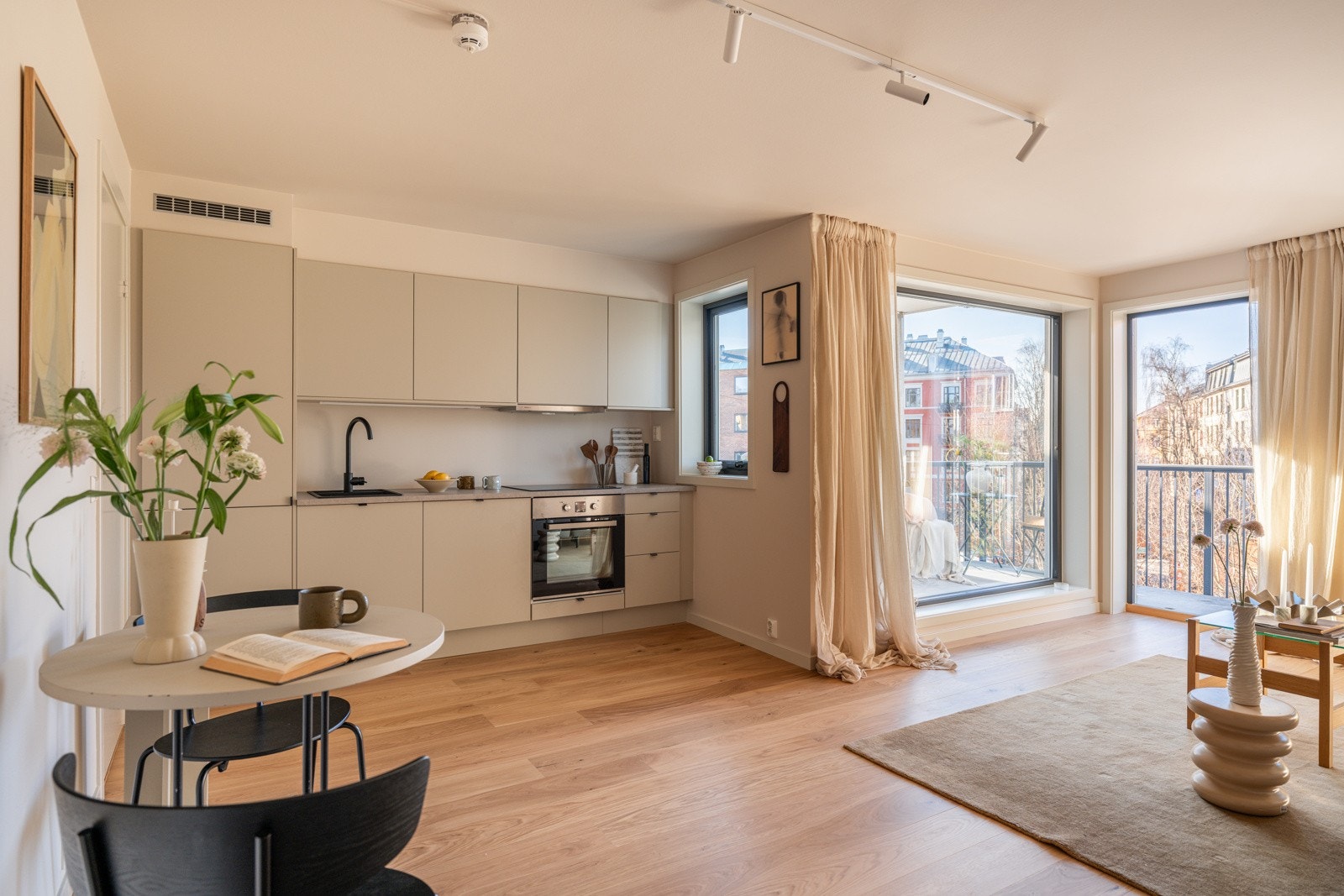 En lys og pen 2-roms hjørneleilighet med gjennomgående god standard. Galleribilde