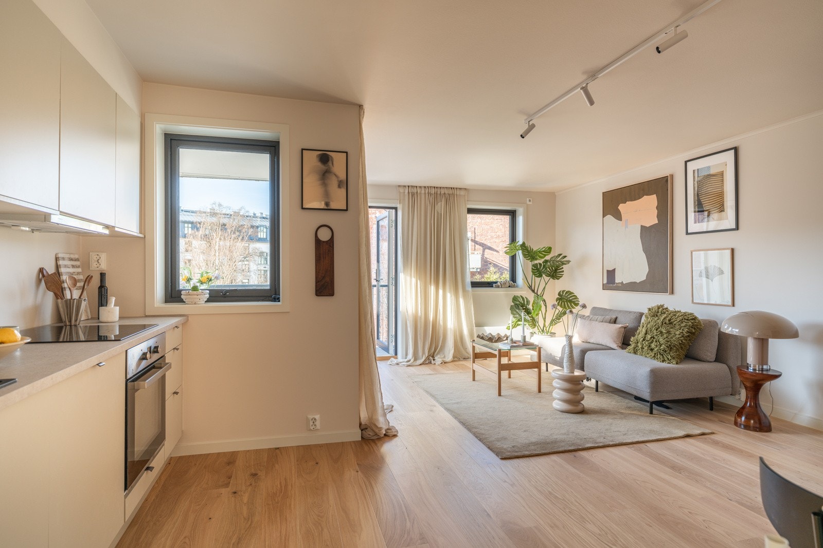 Kjøkkenet er utstyrt med medfølgende integrerte hvitevarer som nedfelt induksjonstopp, stekeovn, oppvaskmaskin og kjøleskap med frysedel. Det er avtrekk via sentralt avtrekksanlegg i bygget. Alle hvitevarer medfølger i handelen. Galleribilde