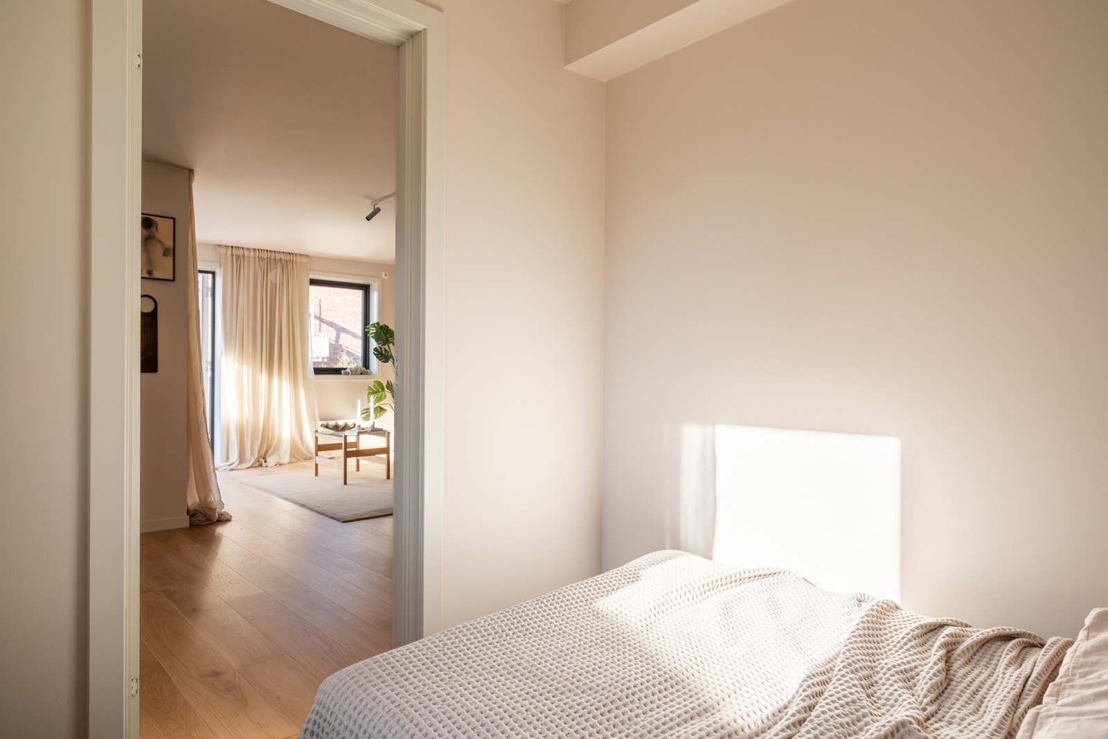 Samme gode standard som resten av leiligheten, med enstavs parkett fra 2026 på gulv og glatte overflater malt i 2026. Galleribilde