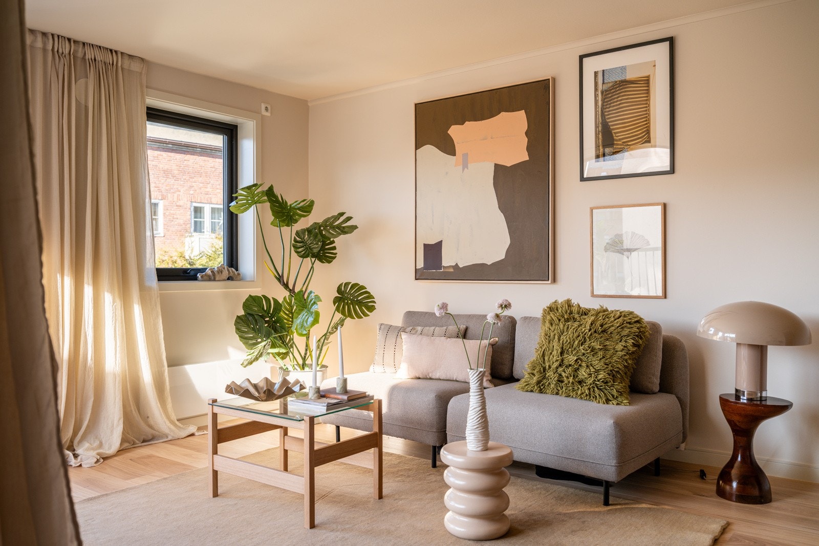 Stuen er det naturlige oppholdsrommet i leiligheten, og er et lyst og fint rom for både avkobling og hygge. Galleribilde