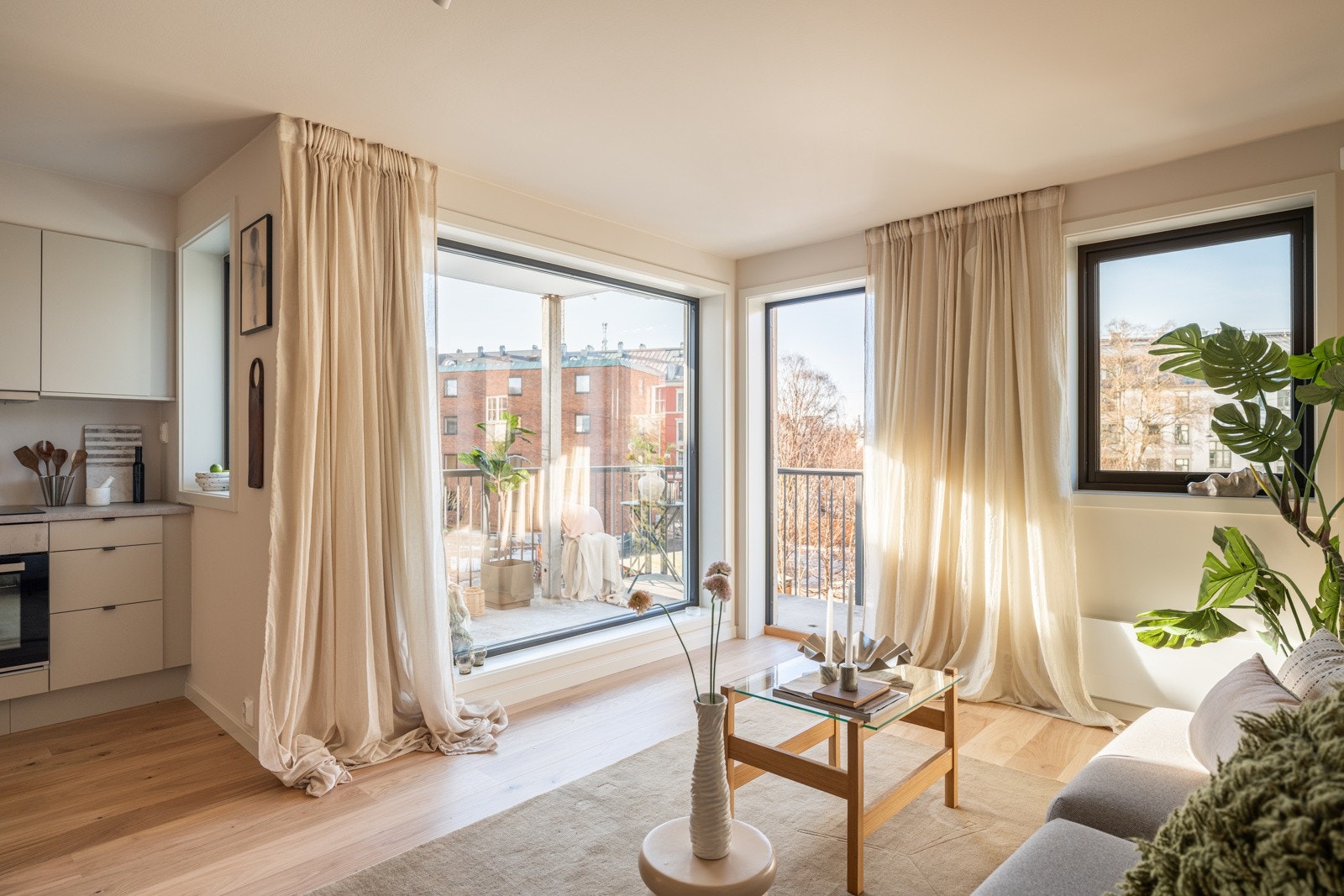 Beliggenheten på hjørnet med store vinduer mot to ulike himmelretninger, sørger for rikelig med naturlig lys. Galleribilde