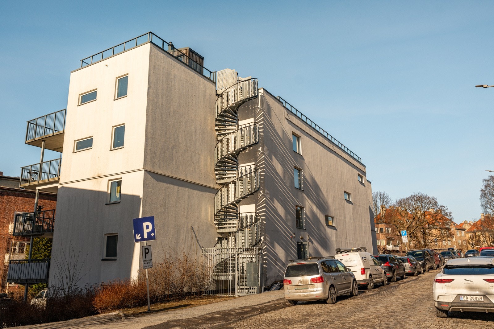 Leiligheten ligger på Fagerborg, et attraktivt boligområde med klassisk byarkitektur og etablert bomiljø. Området har nærhet til parker samt Majorstuen, St. Hanshaugen og Bislett, som gir en fin balanse mellom byliv og rekreasjon. Galleribilde