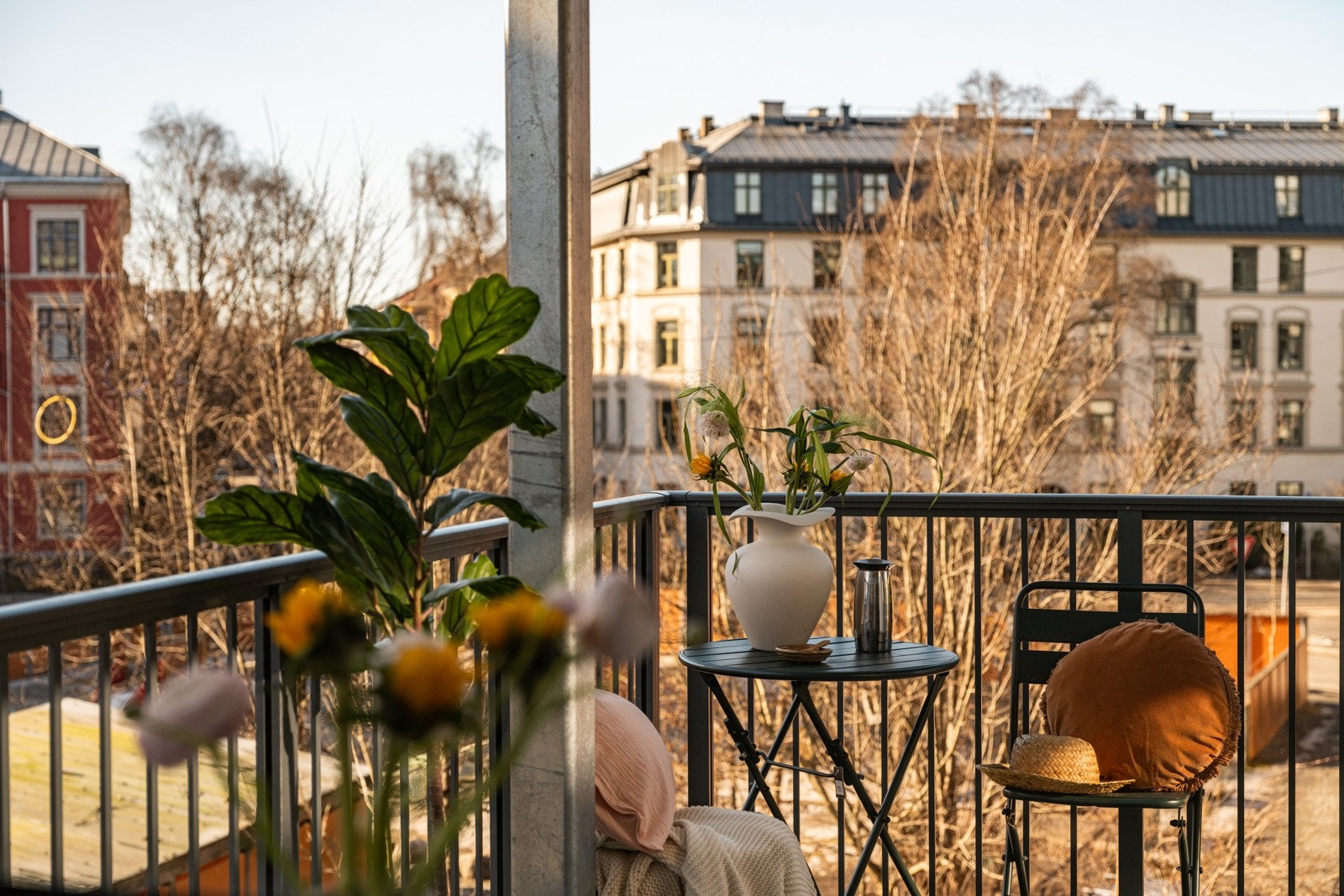 Fra stuen har du utgang til en solrik sydvestvendt balkong på ca. 8,7m². Galleribilde