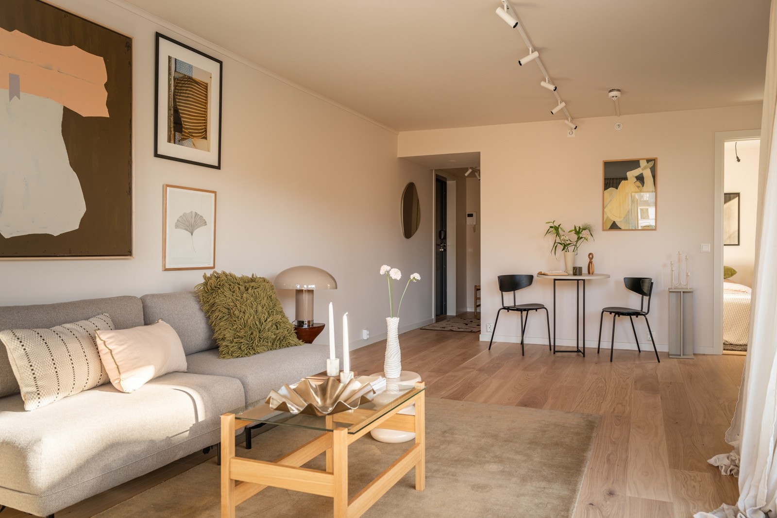 God og oppgradert standard med pen enstavs parkett fra 2026 på gulv, glatte overflater malt i en lys delikat farge i 2026 og skjult elektrisk anlegg. Galleribilde