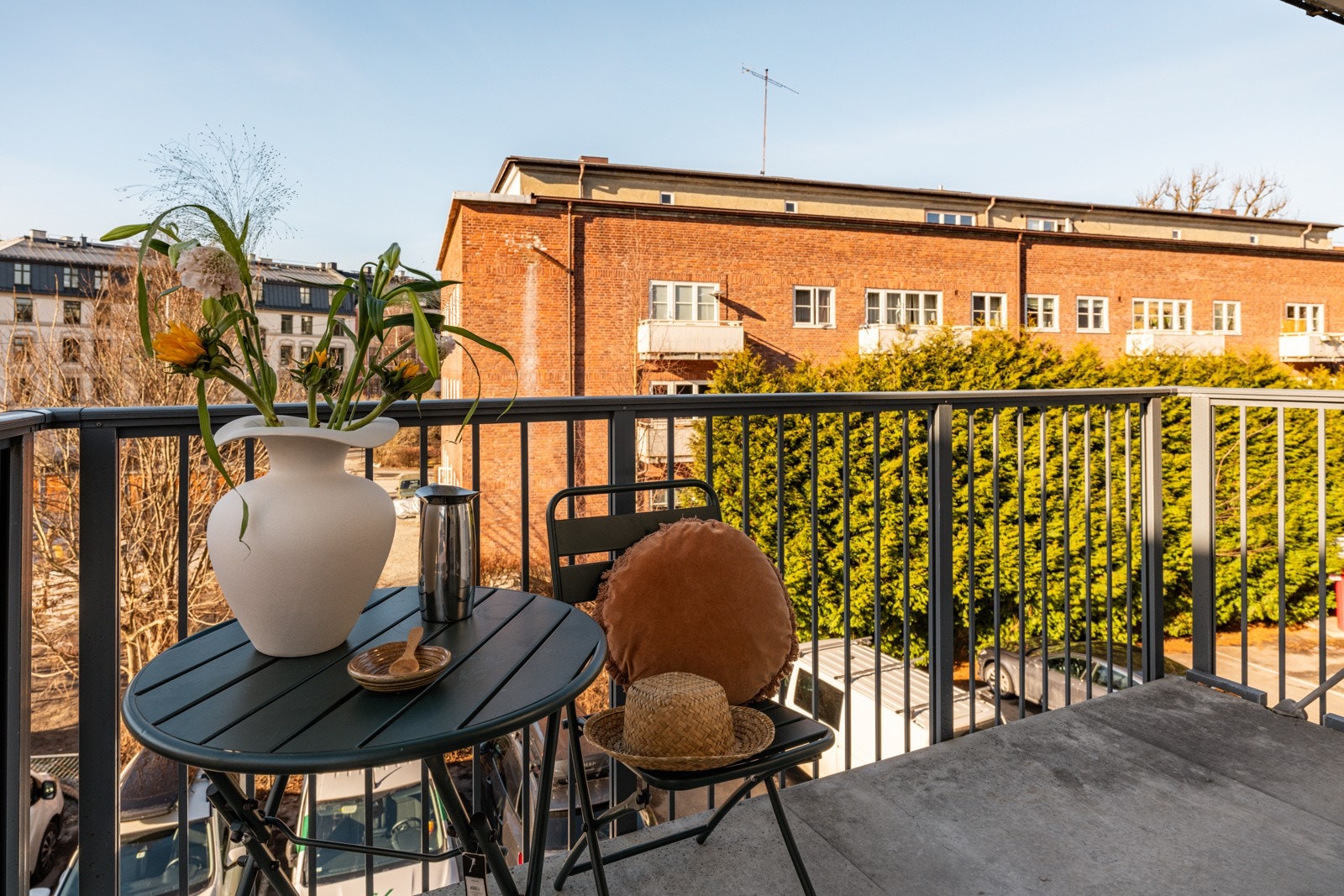 Balkongen er overbygget, har støpt betongdekke og god plass til sittegrupper etter eget ønske. Galleribilde