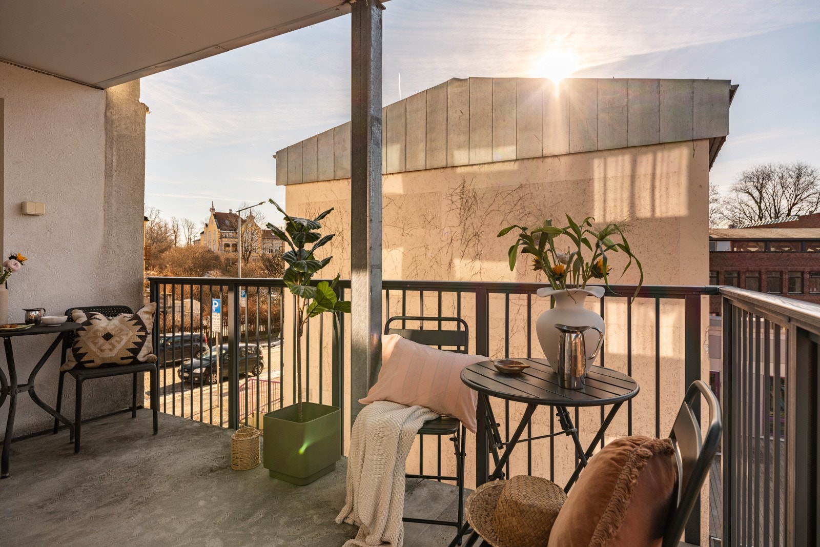 Balkongen er uten tvil en skikkelig fin plass for lange og late sommerdager og -kvelder! Det er også montert utvendig stikkontakt. Galleribilde