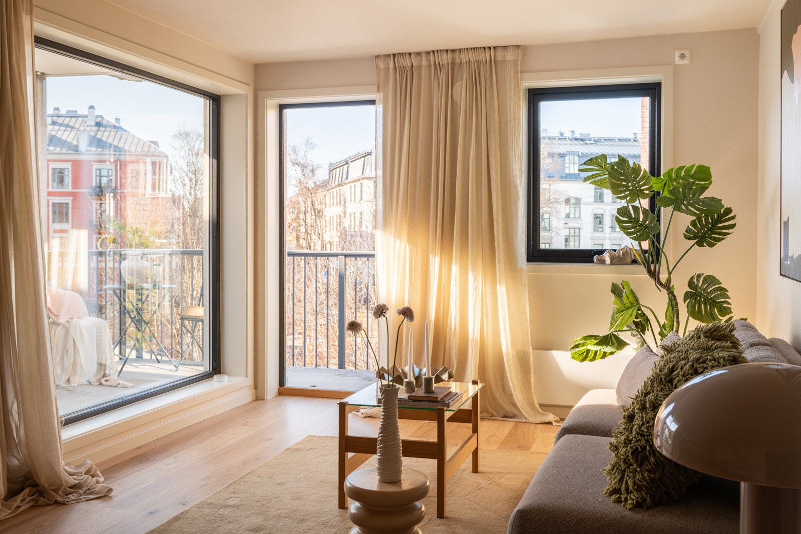 Alle vinduene i leiligheten har 3-lags isolerglass fra 2015 og sorte karmer som gir et stilrent og moderne uttrykk. Galleribilde