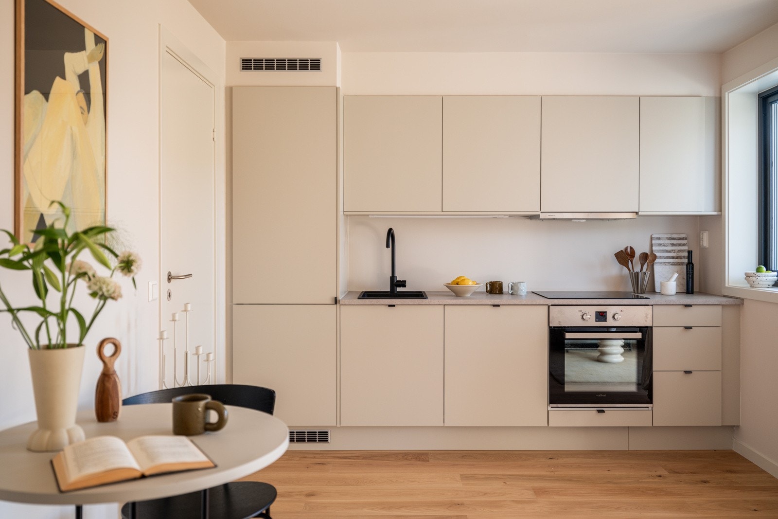 Kjøkkenet ligger i en fin og sosial åpen løsning med stuen. Galleribilde