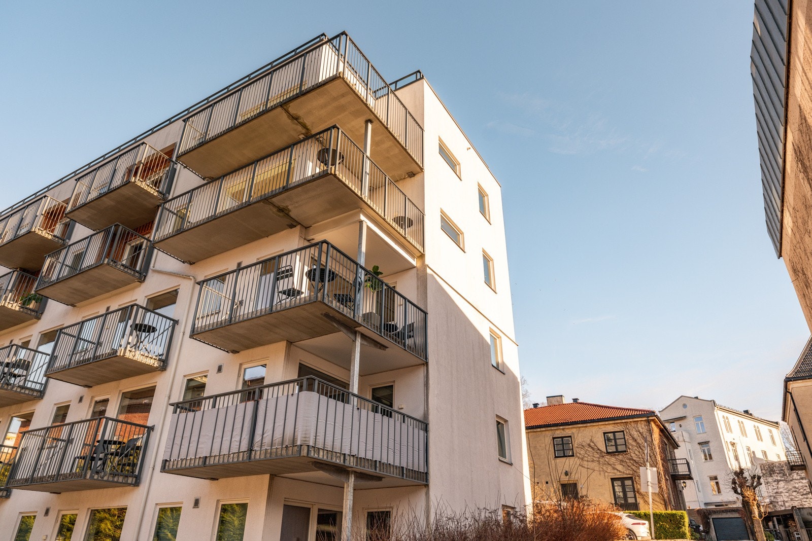 Bygget var opprinnelig et boligbygg for sykepleierstudenter fra 70-tallet, men ble totalrehabilitert/påbygget/ombygget i 2015 og leiligheten ble oppgradert i 2026 - her kan du flytte rett inn! Galleribilde