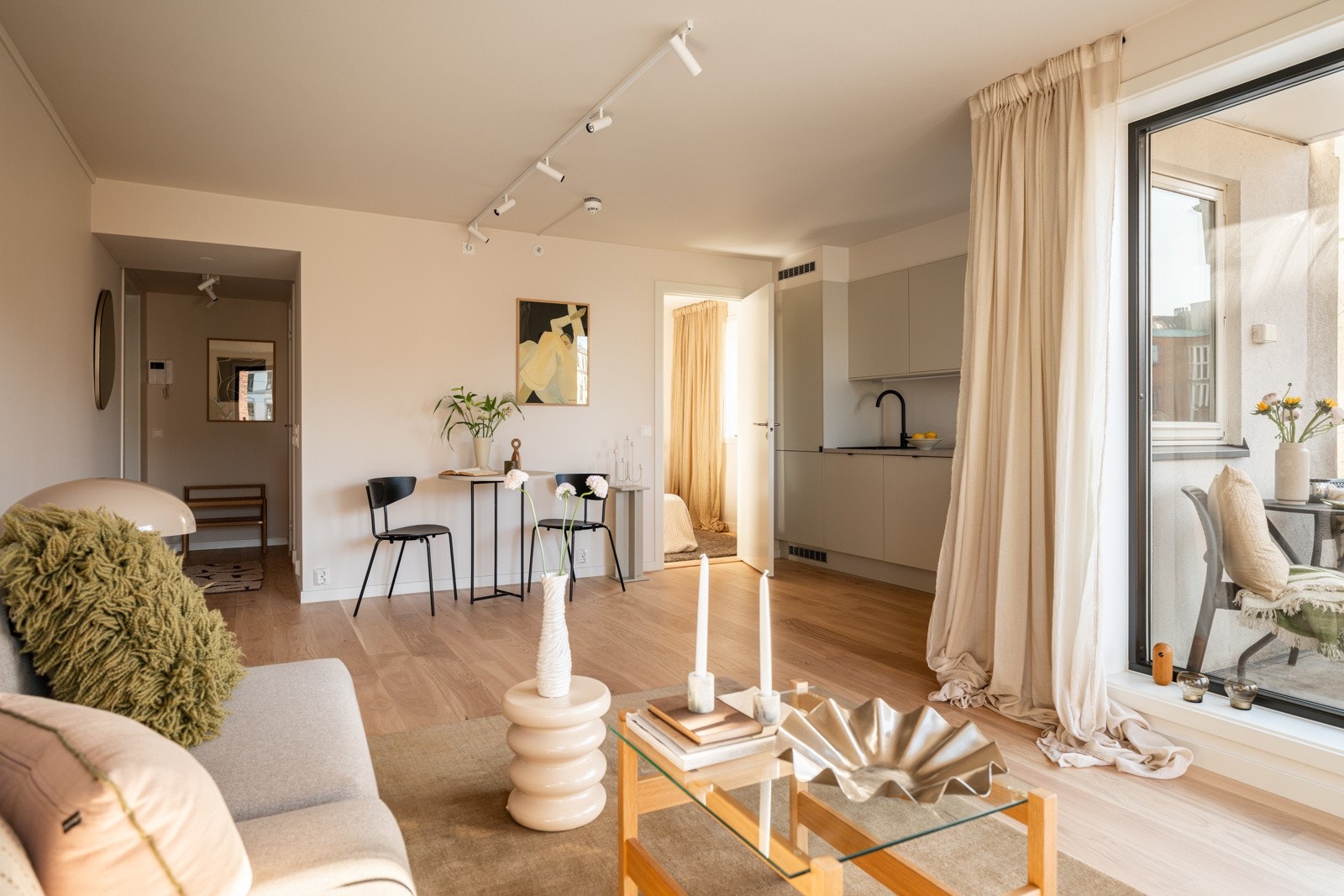 Stuen er enkel å møblere med sofagruppe med salongbord og et spisebord i tilknytning til kjøkkenet. Galleribilde