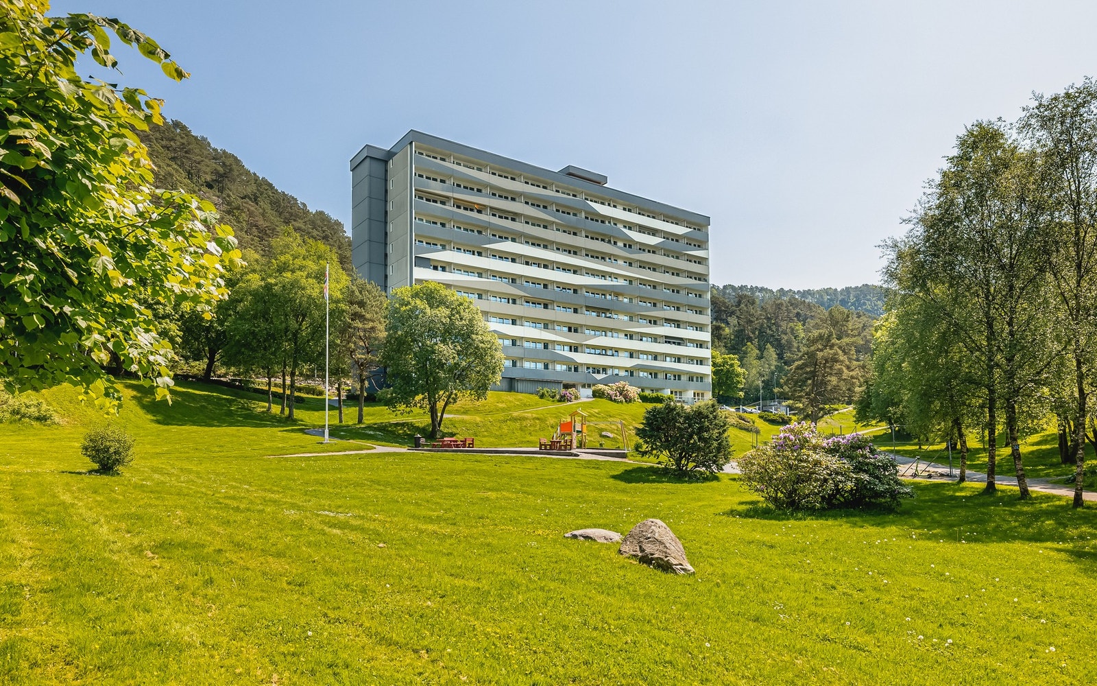 Leiligheten ligger fint til i 7 etg. Adkomst med heis. Galleribilde