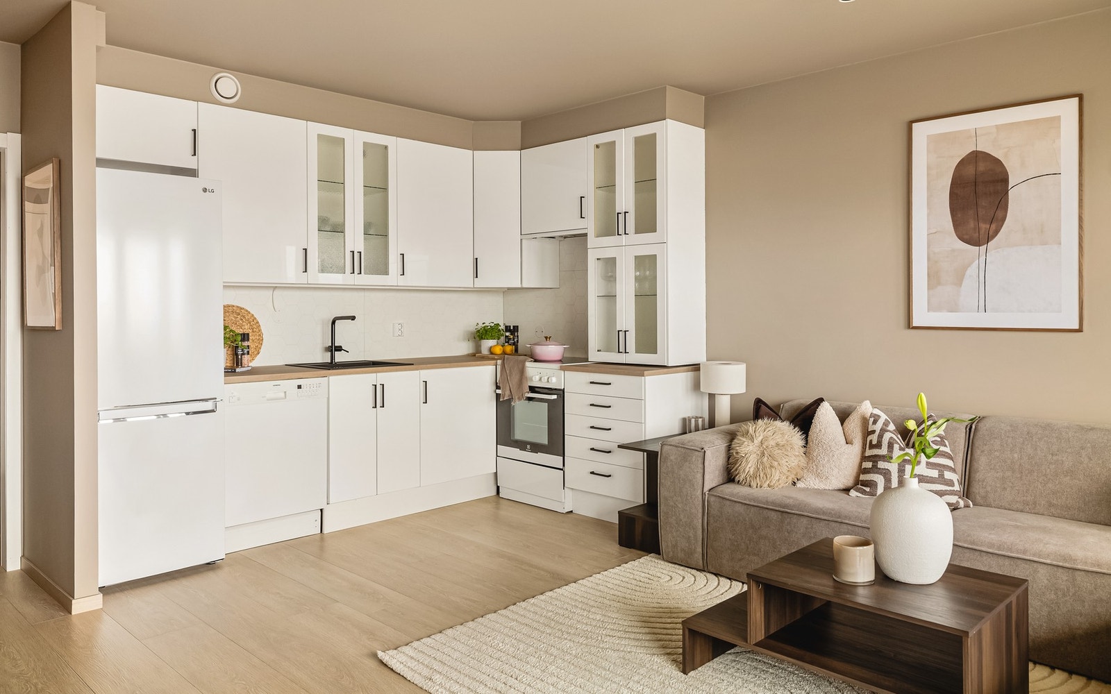 Kjøkkenet ble oppgradert i 2024 med ny benkeplate, kompositt vaskekum, blandebatteri, håndtak, kjøleskap og "kitchen boards". Galleribilde