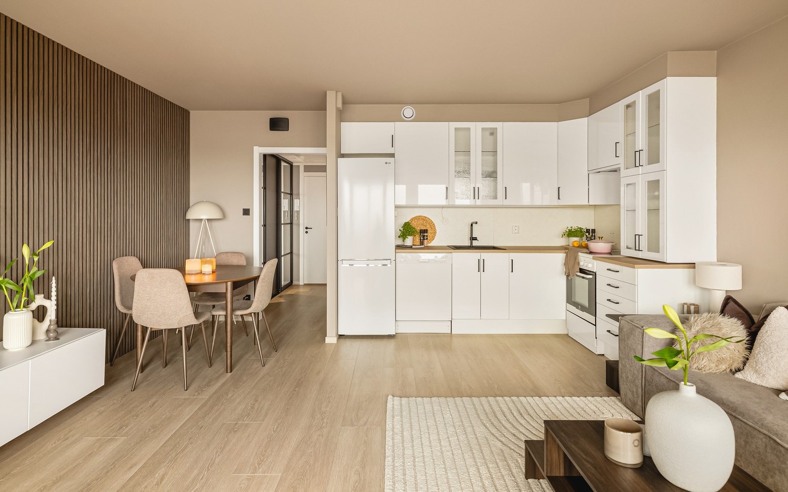 Kjøkkenet framstår lekkert og er innredet med slette fronter og laminert benkeplate. Galleribilde