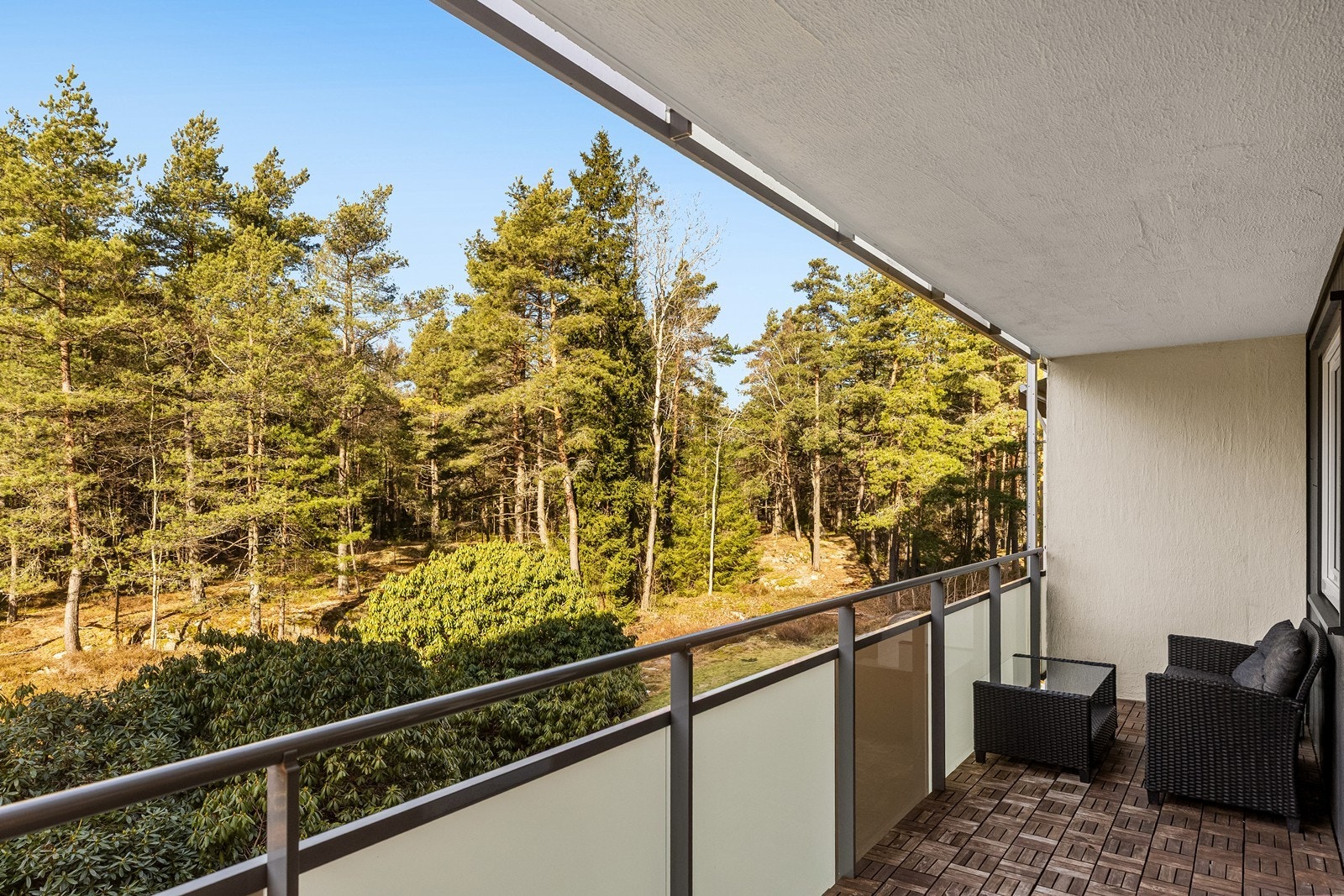 Fra stuen er det utgang til en overbygd veranda på 10 m². Galleribilde