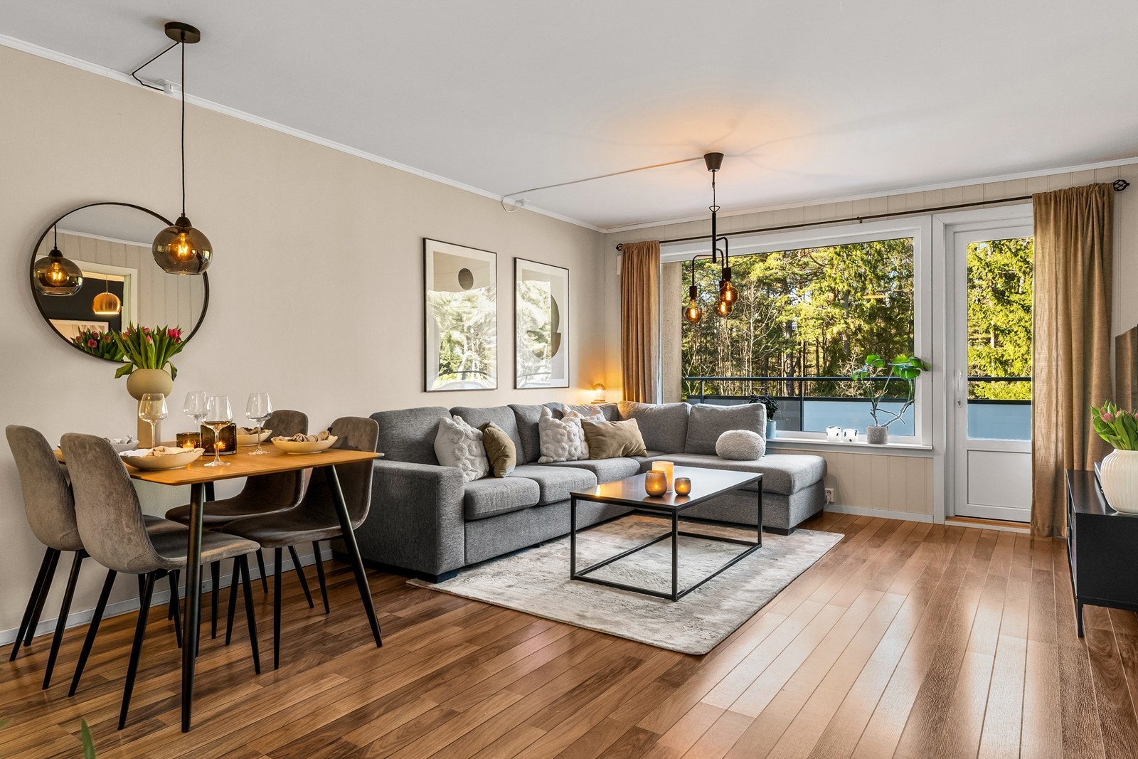 Stuen har store vindusflater og en balkongdør med 3-lags glass. Galleribilde