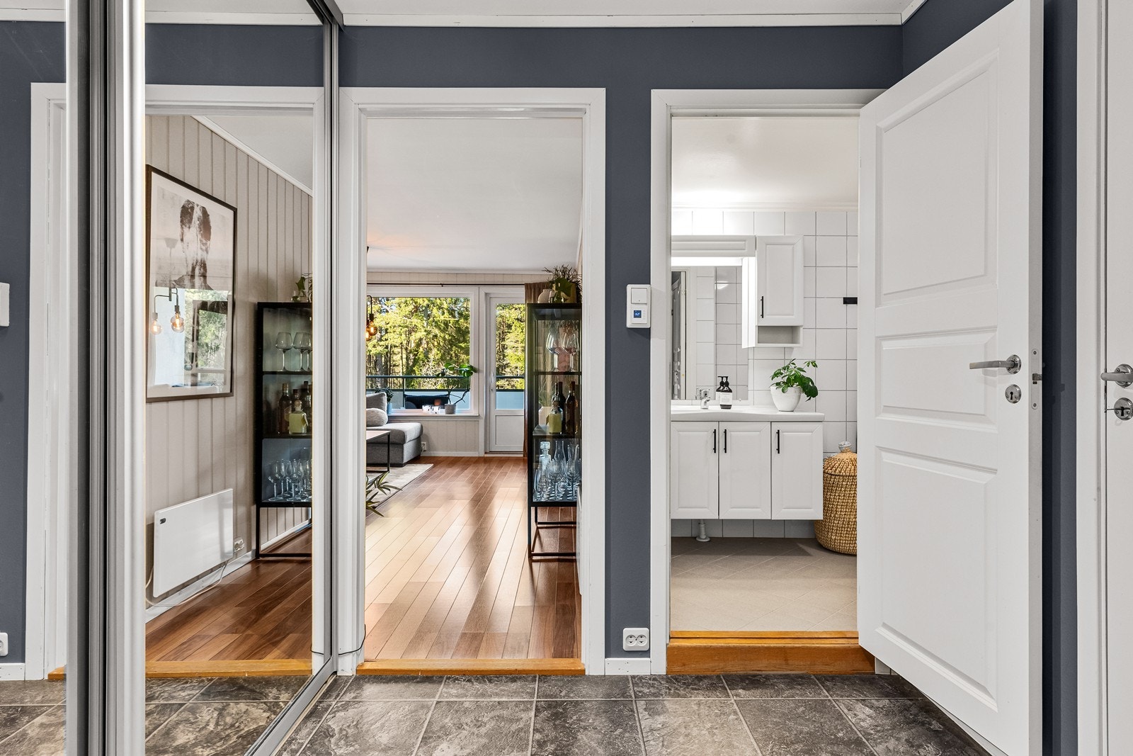 Fra entréen er det tilgang til badet og videre inn mot leilighetens oppholdsrom. Galleribilde