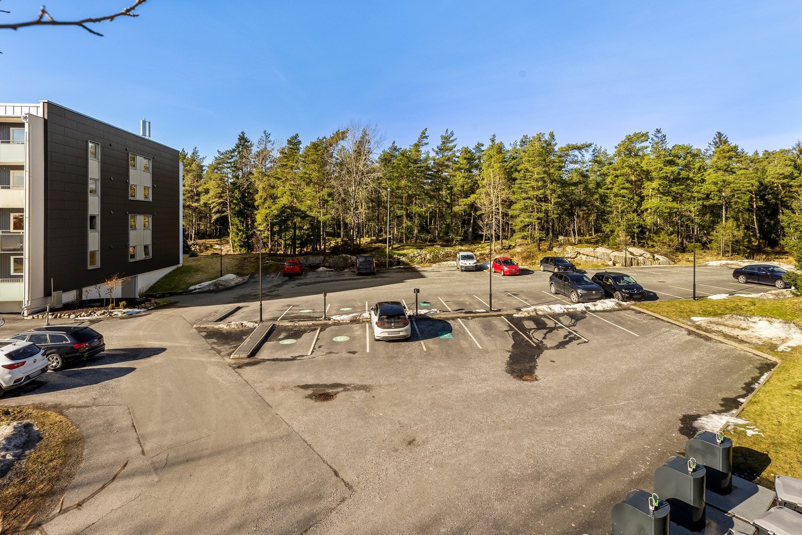 Fra eiendommen er det kun tre minutters gange til bussholdeplas. En biloppstillingsplass på felles utvendig parkeringsplass medfølger til boligen. Det er eget reglement for lading av el-bil. Galleribilde