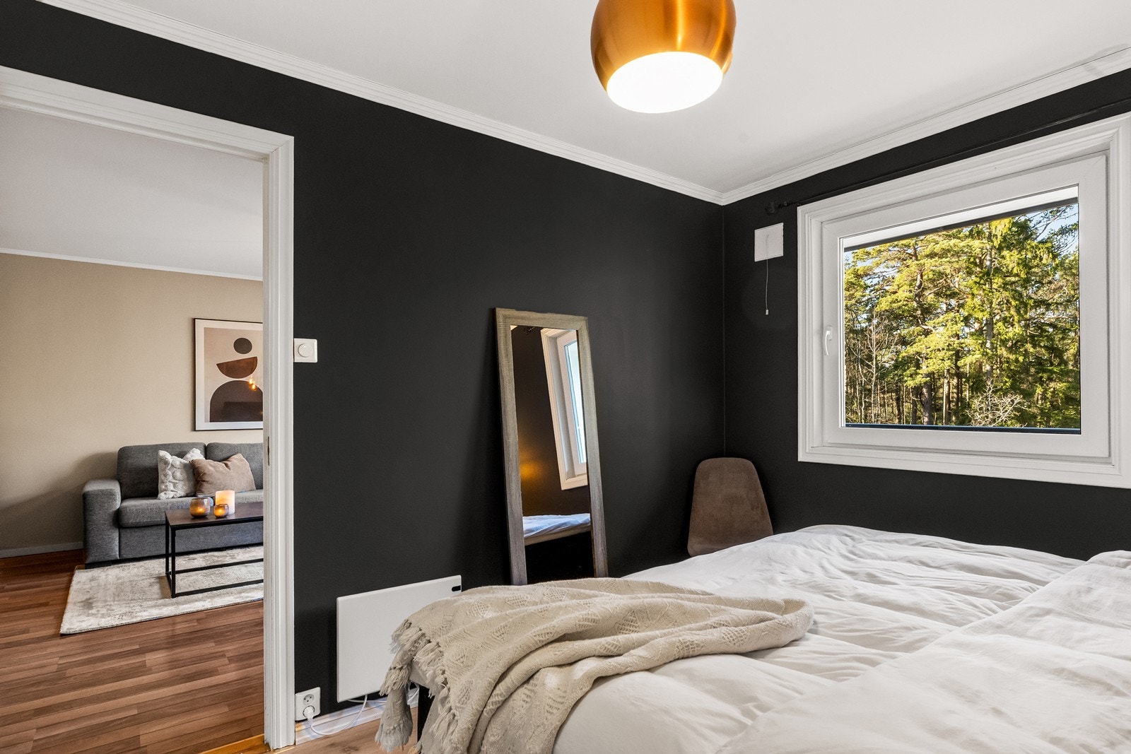 Vinduer med 3-lags glass fra 2012 sikrer god isolasjon og støyreduksjon. Galleribilde