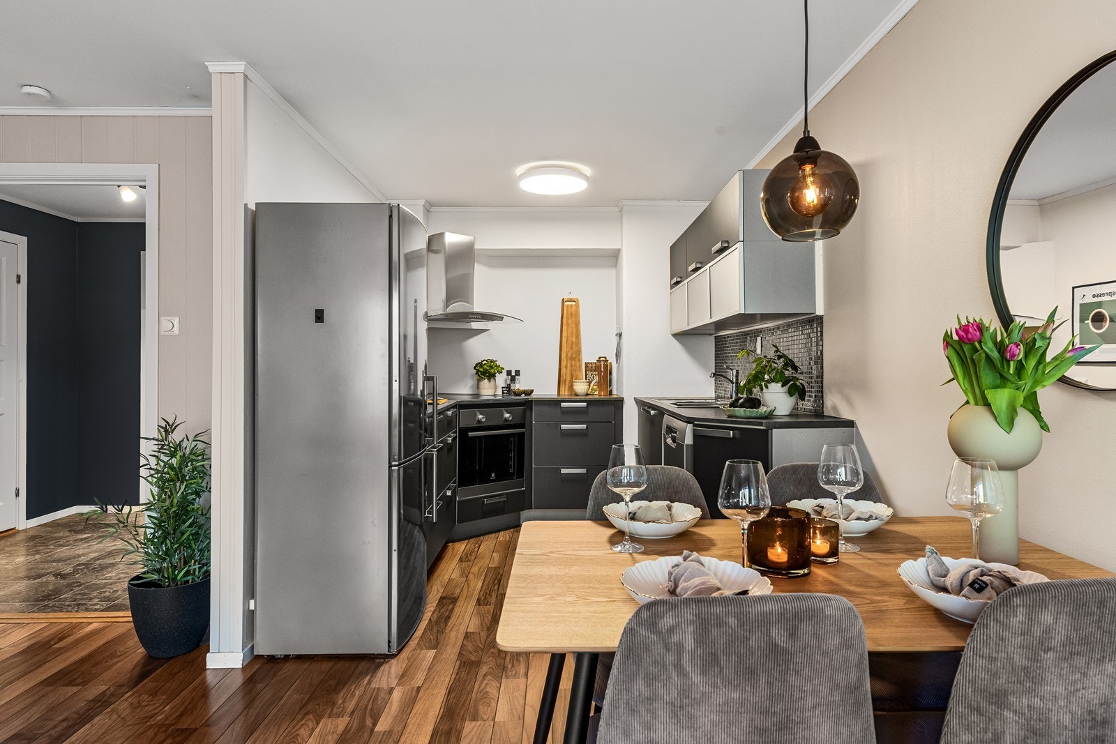 Kjøkkenet er praktisk innredet med god benke- og skapplass. Galleribilde