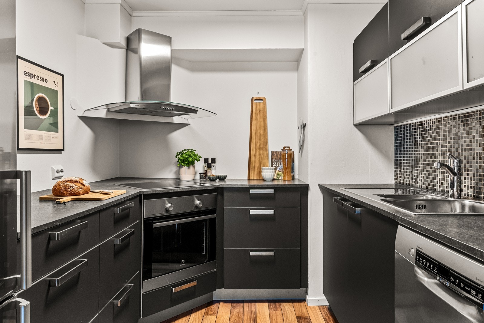 Innredningen har en moderne utførelse med glatte fronter, laminatbenkeplate, induksjonstopp og stekeovn. Galleribilde