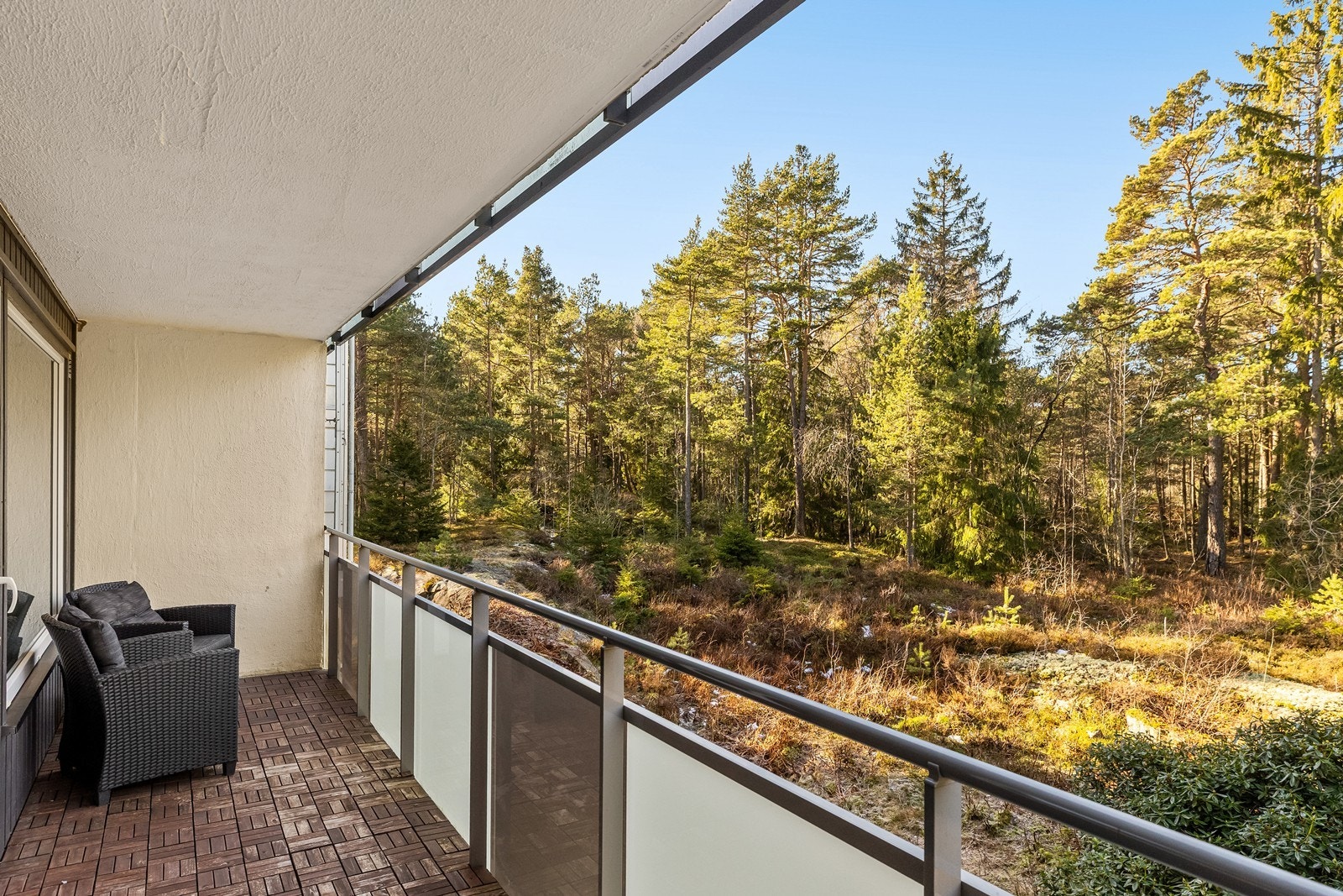 Verandaen har god plass til en sittegruppe og vender ut mot skogsområdet. Galleribilde