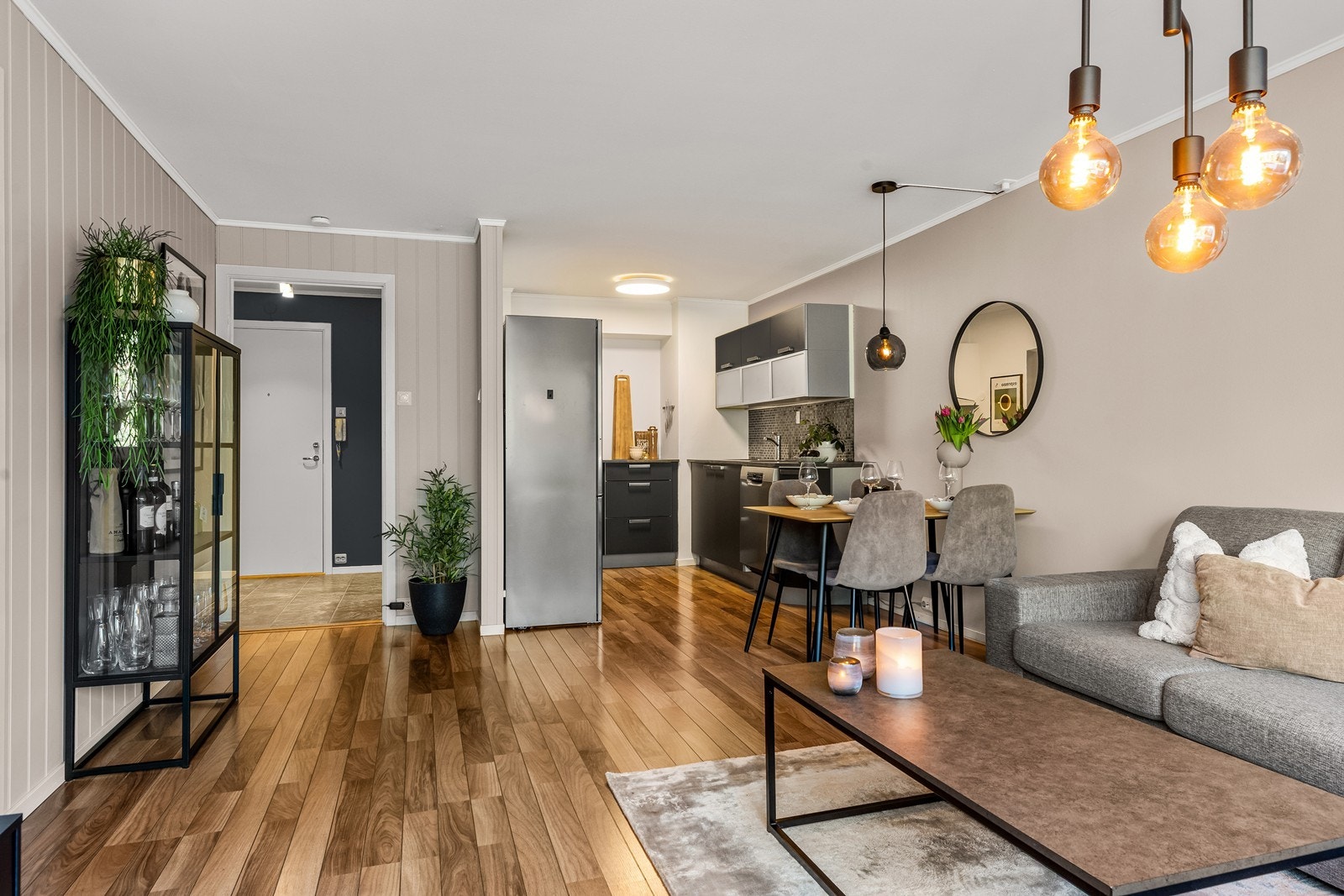 Gjennomgående laminatgulv og vegger med MDF-panel og malte flater. Galleribilde