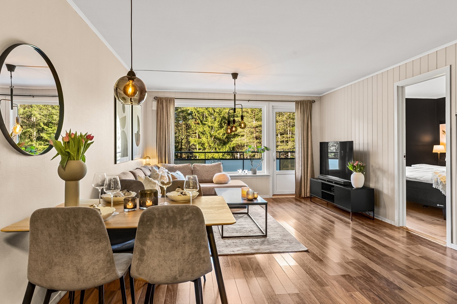 Den åpne løsningen skaper en god romfølelse og flyt gjennom leiligheten. Galleribilde