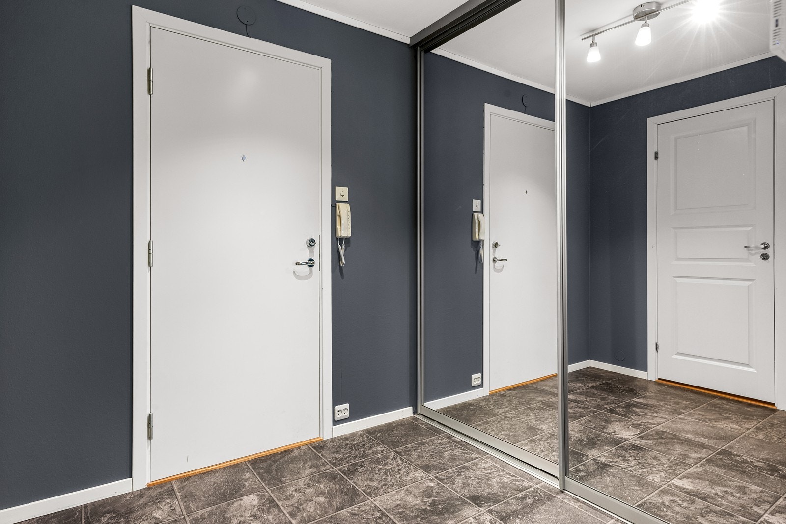 Entréen har brann- og lydklassifisert dør og porttelefon med døråpner. I tillegg er det montert skyvedørsgarderobe med god lagringsplass for yttertøy. Galleribilde