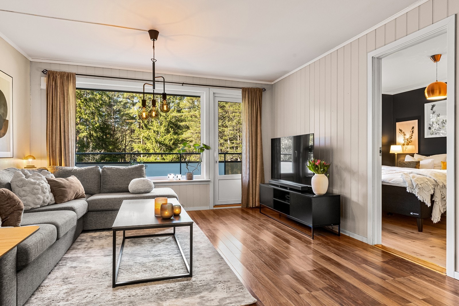 Leiligheten har en arealeffektiv planløsning med inngang til soverommet fra stuen. Galleribilde