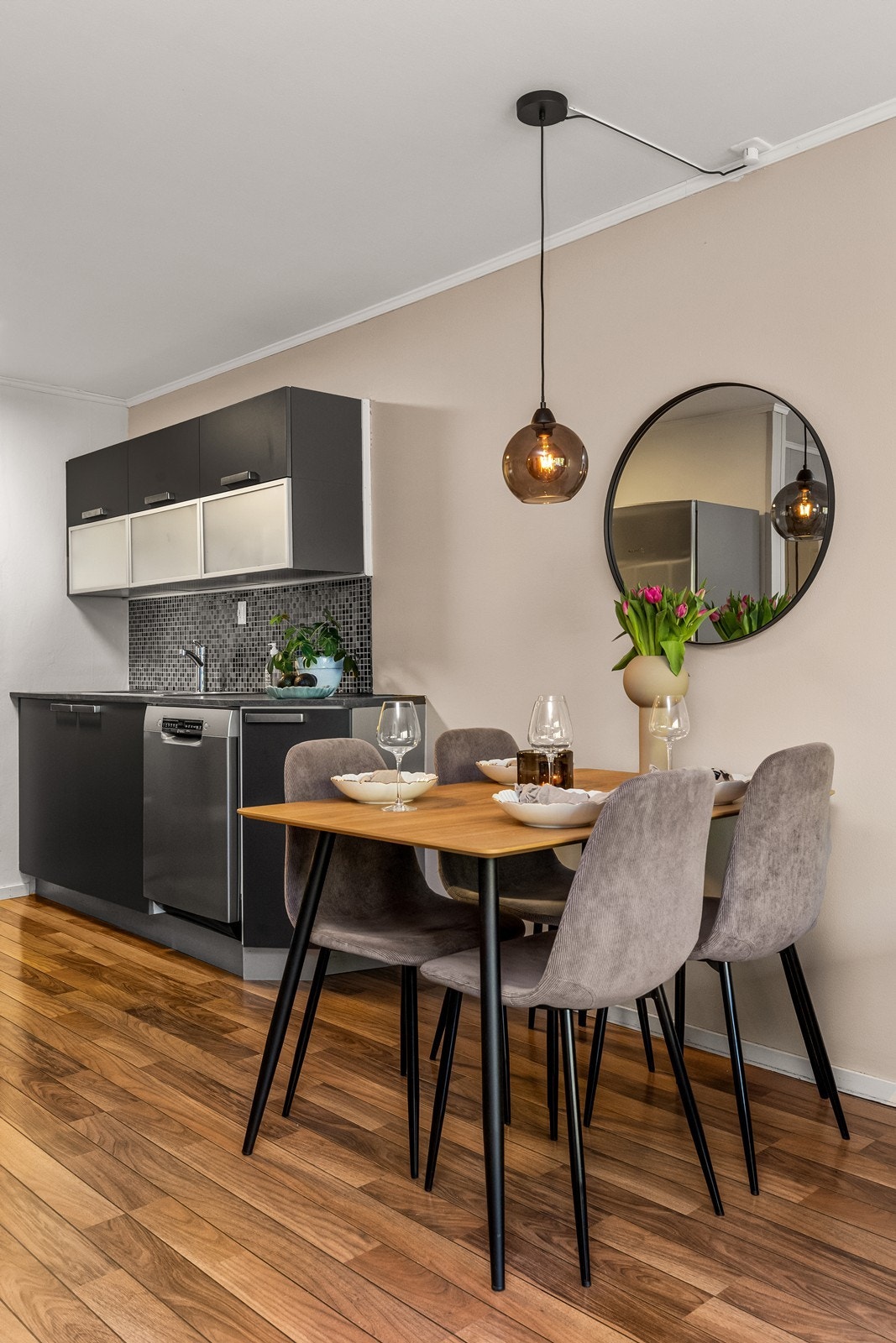 Den åpne løsningen gir en naturlig plassering for spisebordet i tilknytning til kjøkkenet. Galleribilde