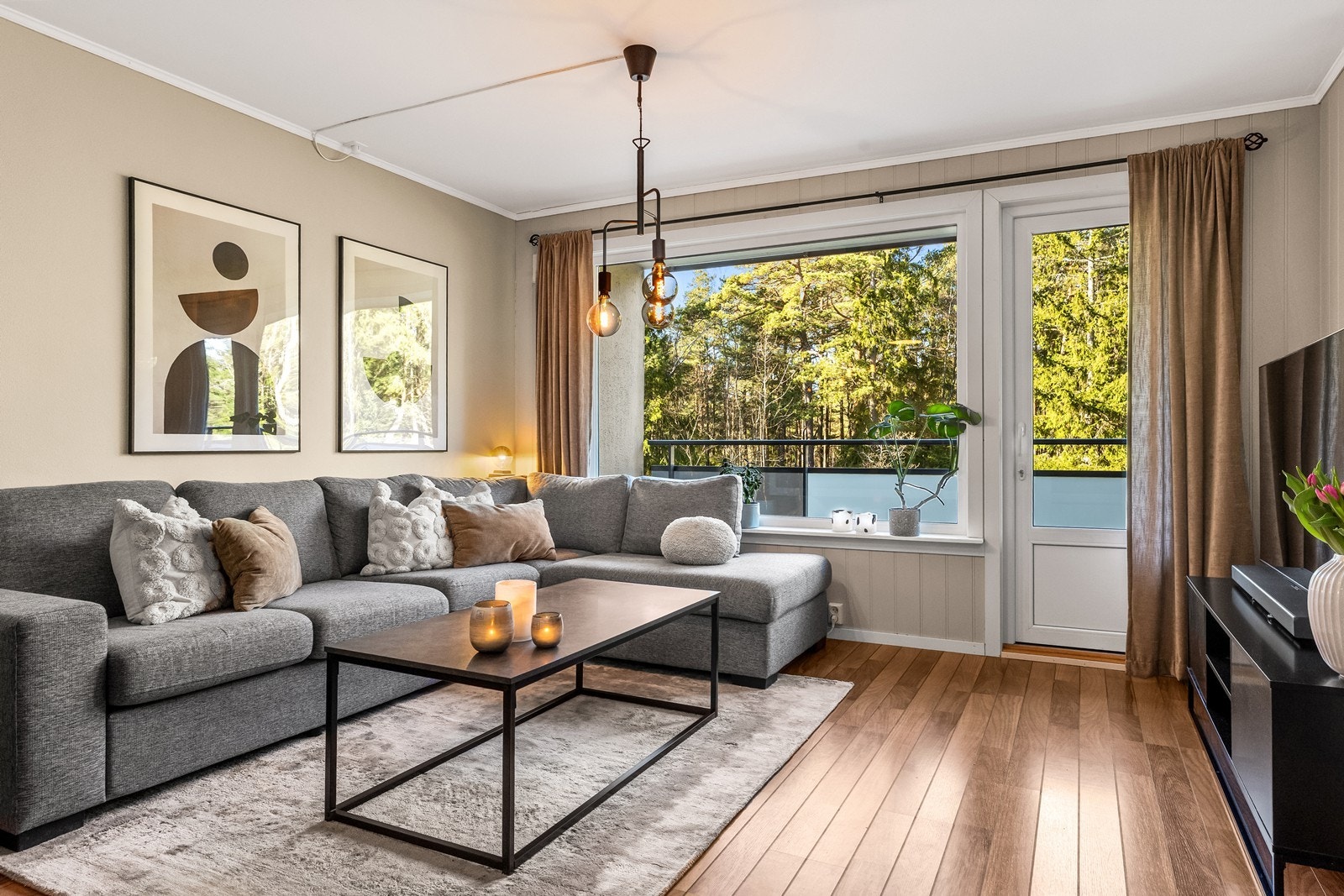 Rommet er lett å møblere med plass til både sofagruppe og TV-seksjon. Galleribilde