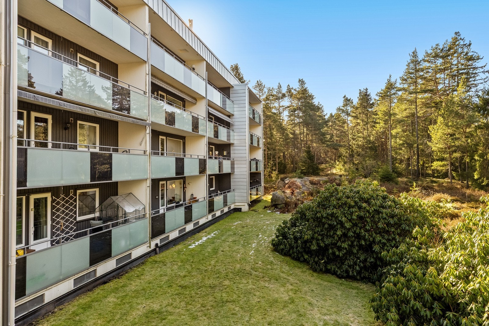 Bygget ligger i et stille og rolig område med marka som nærmeste nabo. Galleribilde