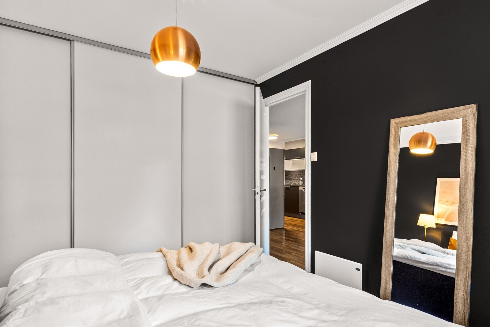 En hel vegg er avsatt til garderobeløsning for rikelig med oppbevaring. Galleribilde