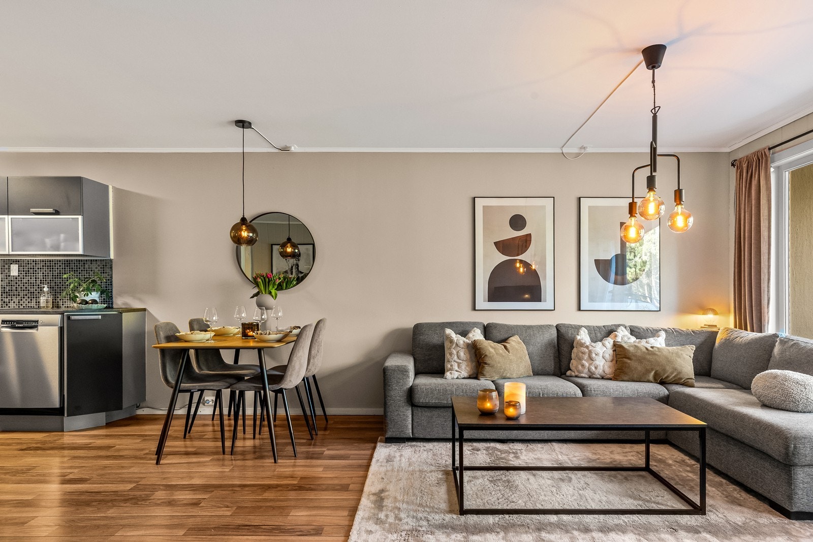 Det er en åpen og sosial planløsning mellom stue og kjøkken. Galleribilde