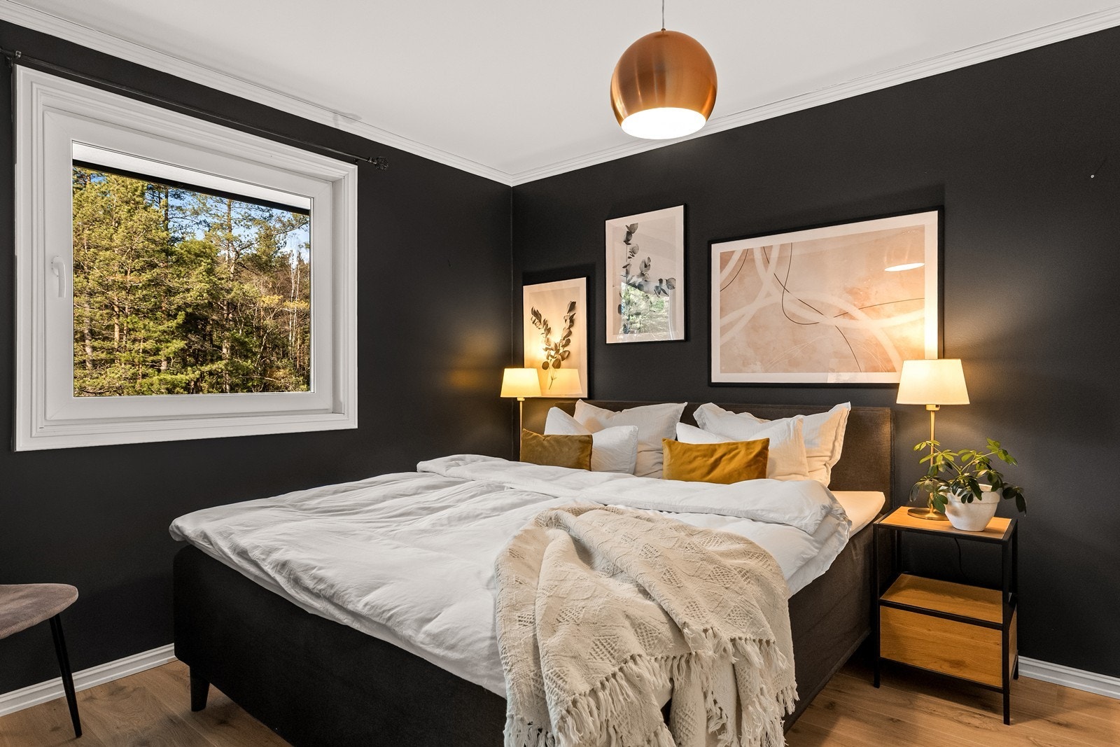 Soverommet har plass til dobbeltseng og vender ut mot rolige, grønne omgivelser. Galleribilde