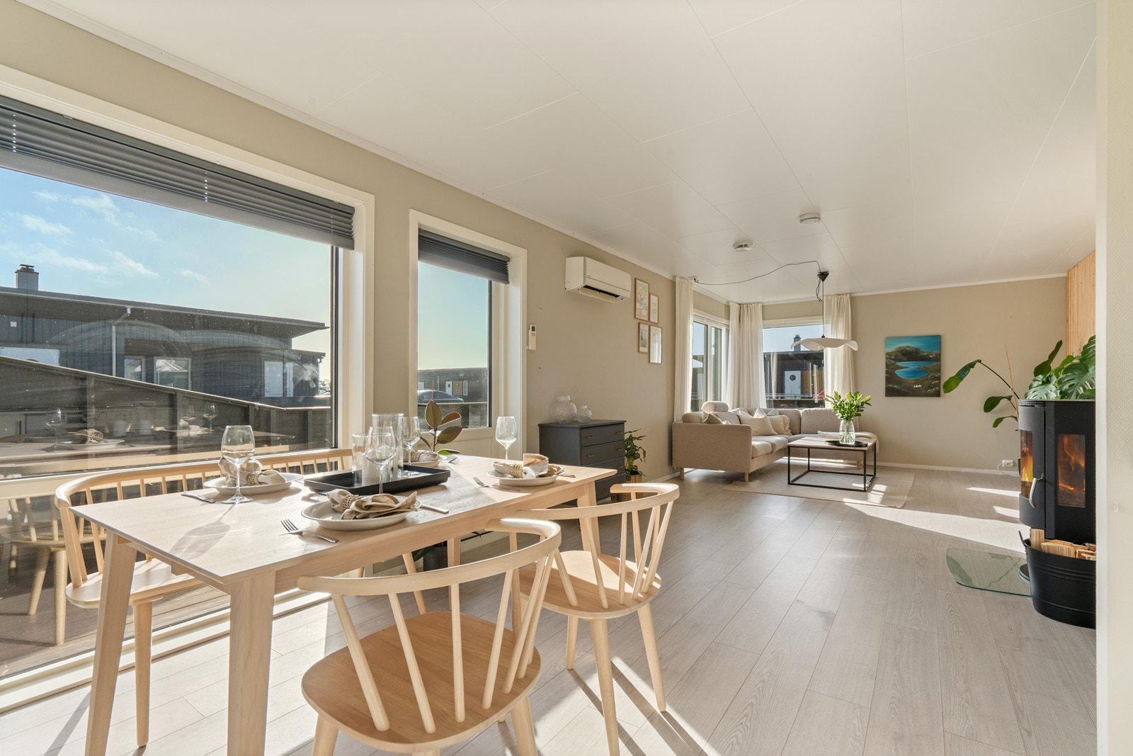 Stuen/kjøkkenet får rikelig med naturlig dagslys inn via de store vinduene. Galleribilde