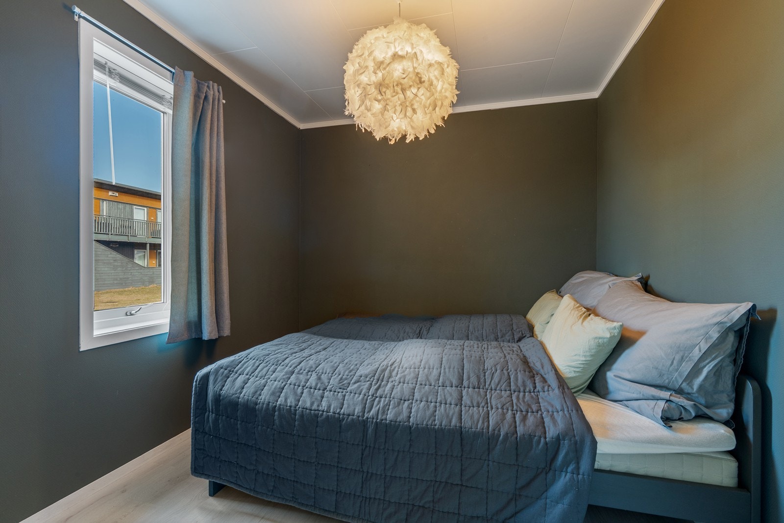 Soverom 2 med god plass til dobbeltseng. Galleribilde