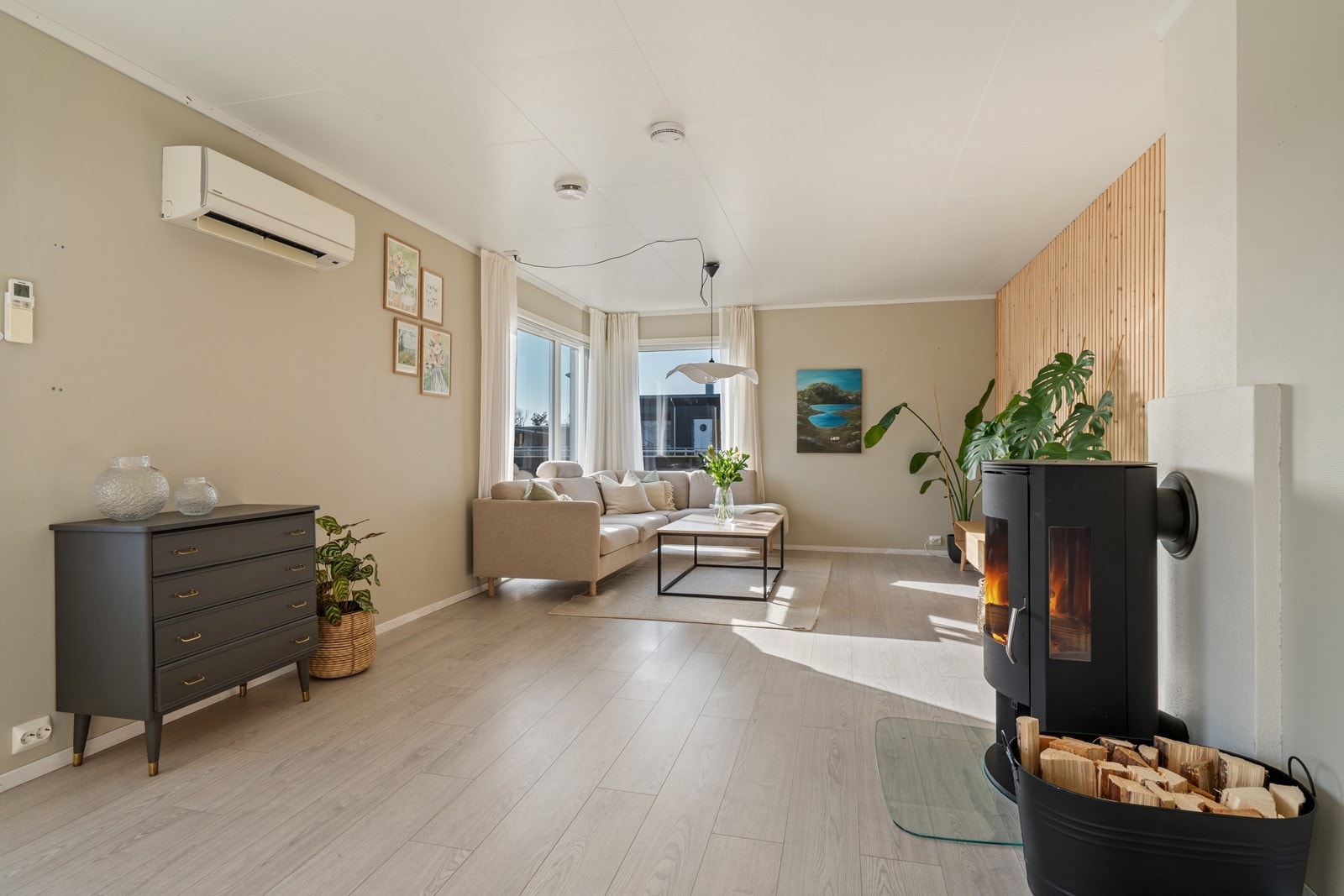 Stuen er utformet med en naturlig sone for Tv-gruppe. Galleribilde