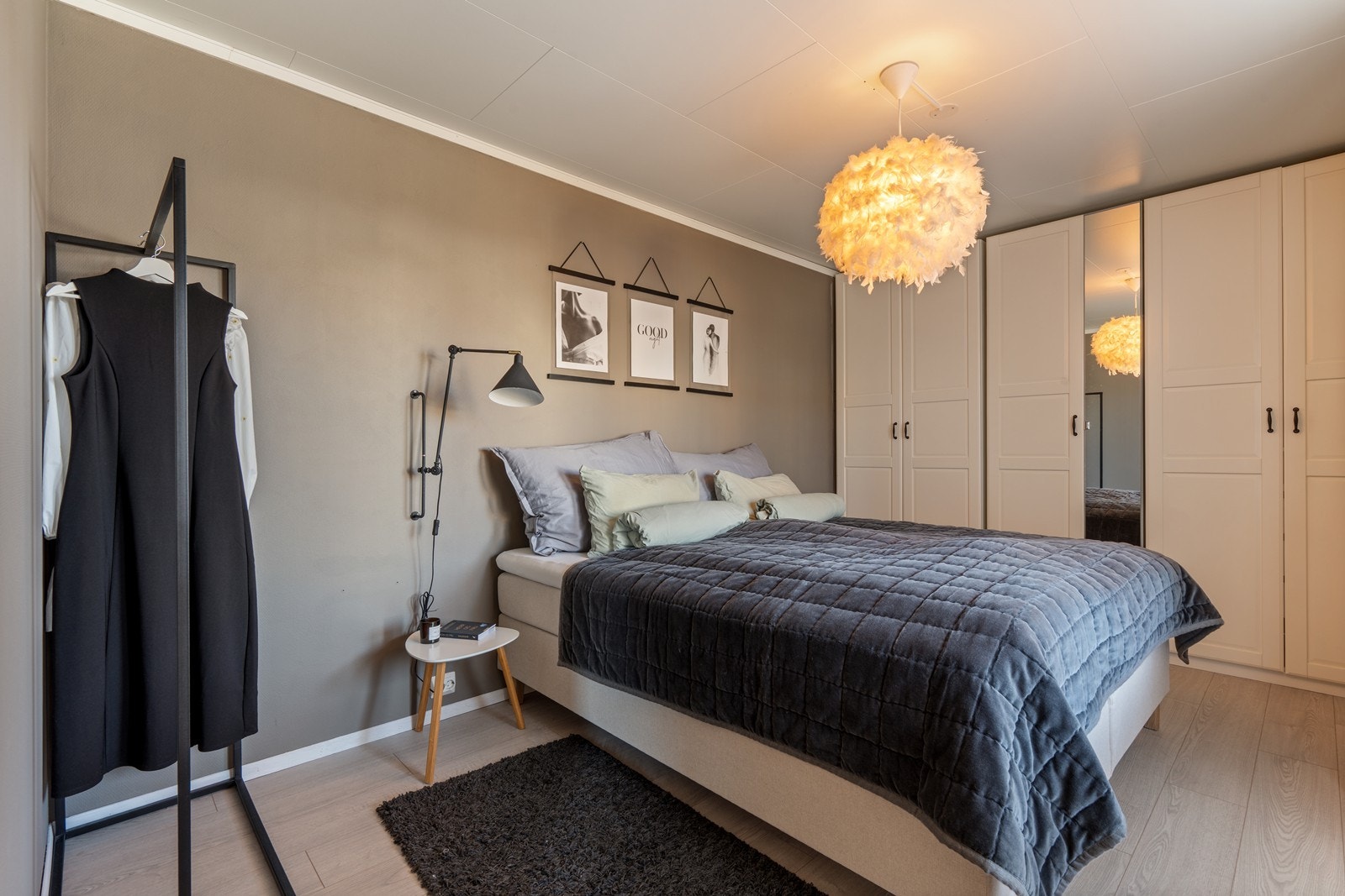 Romslig hovedsoverom med praktisk garderobeløsning. God plass til dobbeltseng og ønsket møblement. Galleribilde