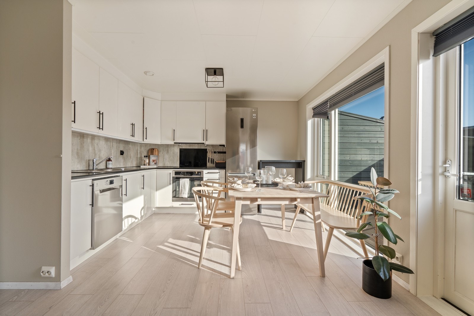 Praktisk og lyst kjøkken med rikelig av skap- og benkeplass. Integrerte hvitevarer. (Frittstående kjøleskap medfølger ikke) Galleribilde