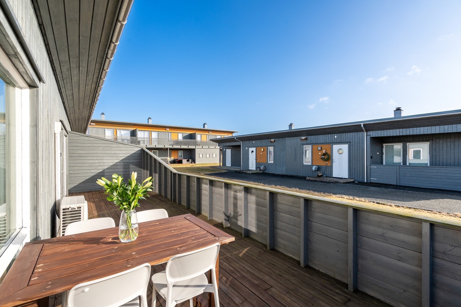 Solrik terrasse med plass til sittegruppe - perfekt for hyggelige stunder. Galleribilde