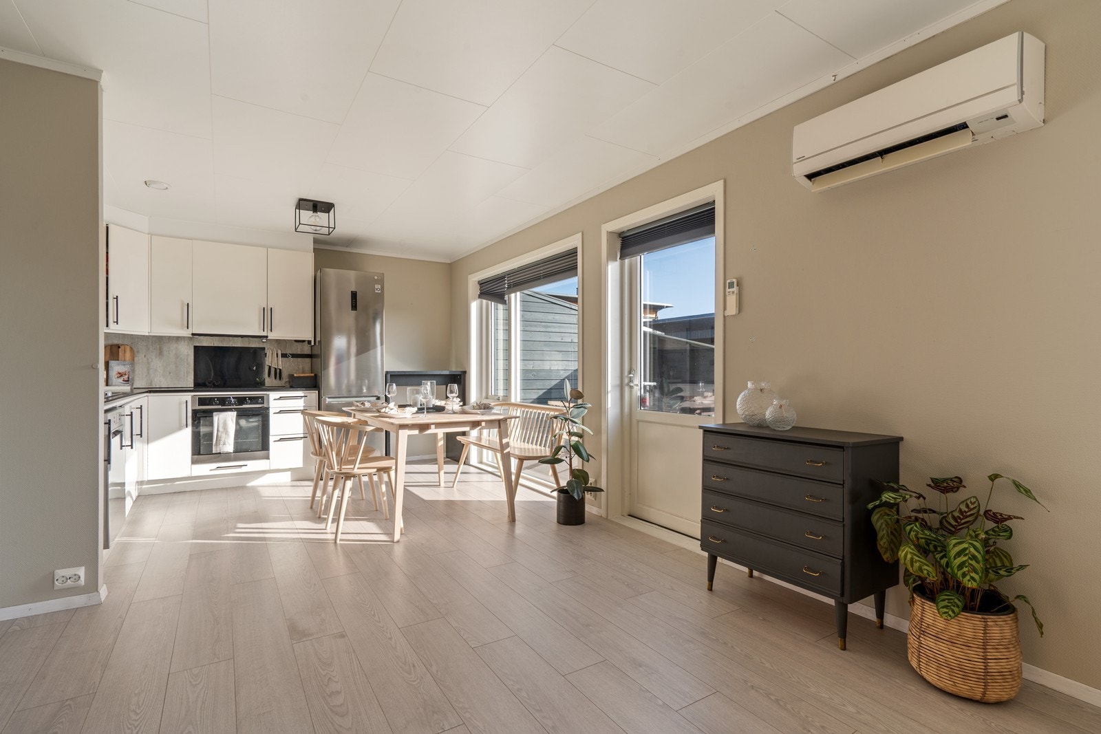 Fra stue/kjøkken er det direkte adkomst til en lun terrasse av god størrelse. Galleribilde