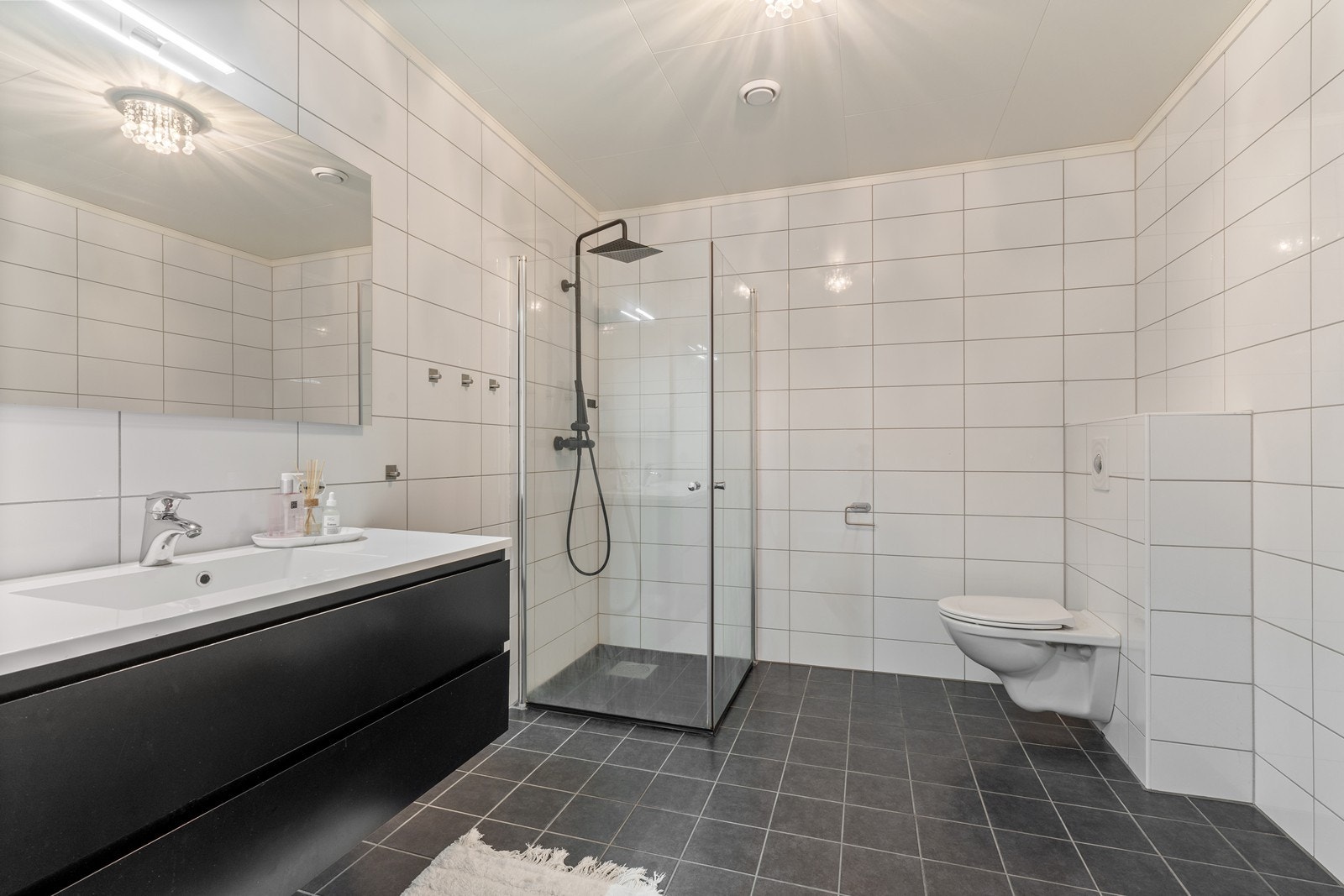 Svært romslig helfliset baderom. Galleribilde