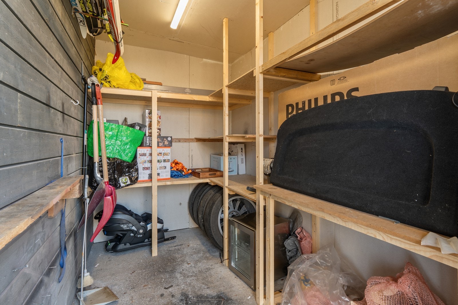 Utvendig sportsbod tilknyttet boligen. Galleribilde