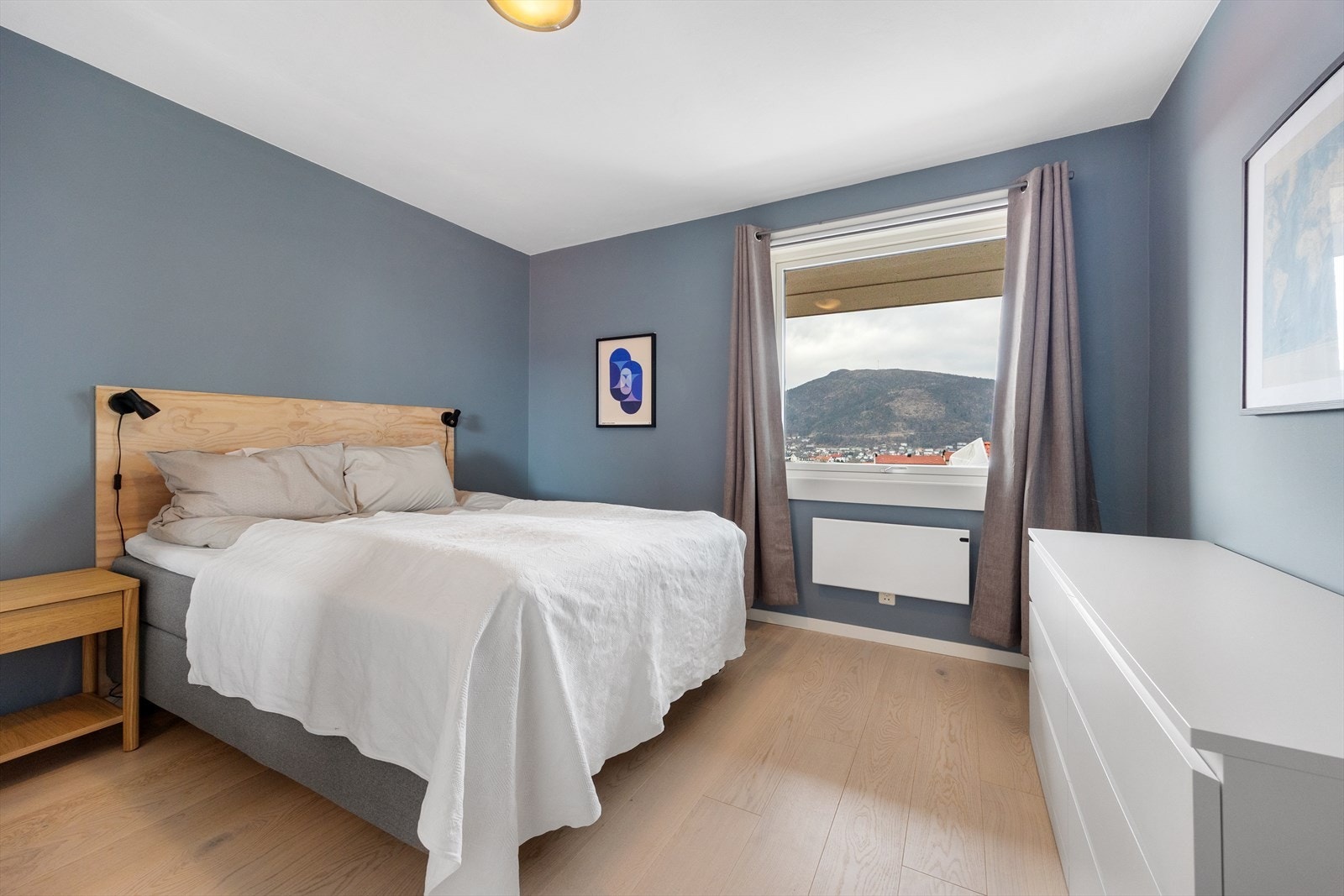 Hovedsoverommet er målt til ca. 13,6 m², og man har god plass til seng, kommode og det er rikelig med garderobeskap Galleribilde