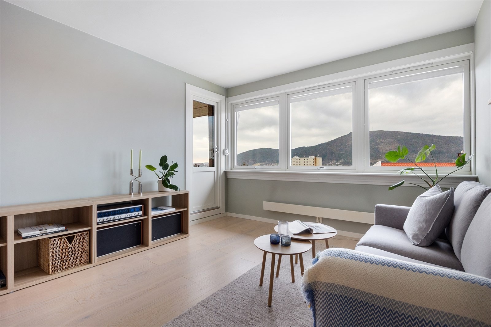 Overflatene er moderne med slette overflater og parkett på gulv. Galleribilde